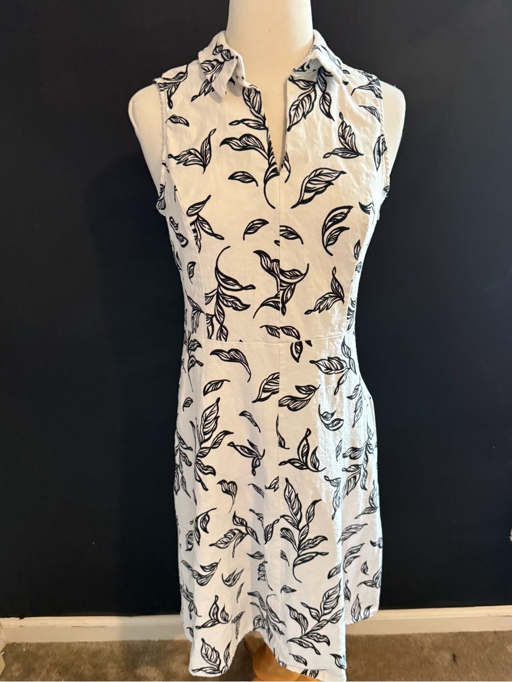 Tahari White with Black Leaf Print Linen Blend Sleeveless Sheath Summer Dress